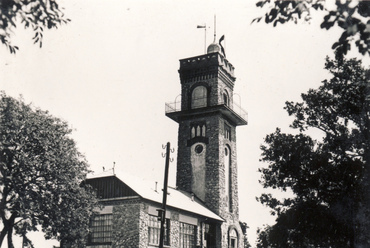 A hegytetőn 1908 óta áll torony: az egykori Kiss József-kilátót a ma is működő Mecsek Egyesület építtette, és épségben átvészelve a világháborút, egészen az adótorony megépítéséig szolgálta a kirándulókat.  Forrás: Fortepan / Buzinkay Géza