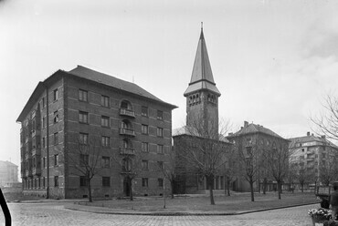 Október huszonharmadika (Schönherz Zoltán) utca a Fehérvári út felé nézve, 1953. Forrás: Fortepan / UVATERV