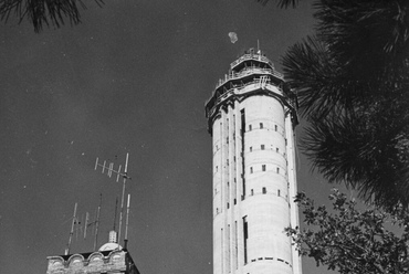 1970 nyár, épül az új TV-torony, a külső falak már majdnem elérték a végleges, 92 méteres magasságukat. Jól látható, hogy az étteremnek és kilátónak helyet adó erkélyek csak később kerültek a helyükre. Fotó: Bajkor József /Rádió és Televízió újság /Fortep