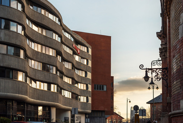 A Csarnok téri trafóház, Tervező: Léstyán Ernő, 1963-1965, Fotó: Gulyás Attila, Hozzáépítve a Meininger Hotel, Tervező: Vadász Bence