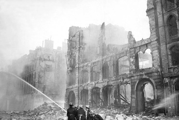 Tűzoltók dolgoznak egy lebombázott utcán Londonban egy szombat esti bombázást követően. (1941) Fotó: New Times Paris Bureau Collection/USIA/NARA