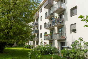 A földszinti lakásokhoz teraszok, az emeleti lakások nagy részéhez erkélyek tartoznak. A 2-3 szobás lakások kicsik, de jól szerkesztettek. Az energetikai kialakítás a lakóknak stabilan alacsony közüzemi költségeket biztosít. 