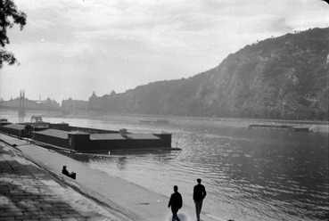 Úszóstrand a Dunán 1934-ben, háttérben a Ferenc József híd. Forrás: Fortepan