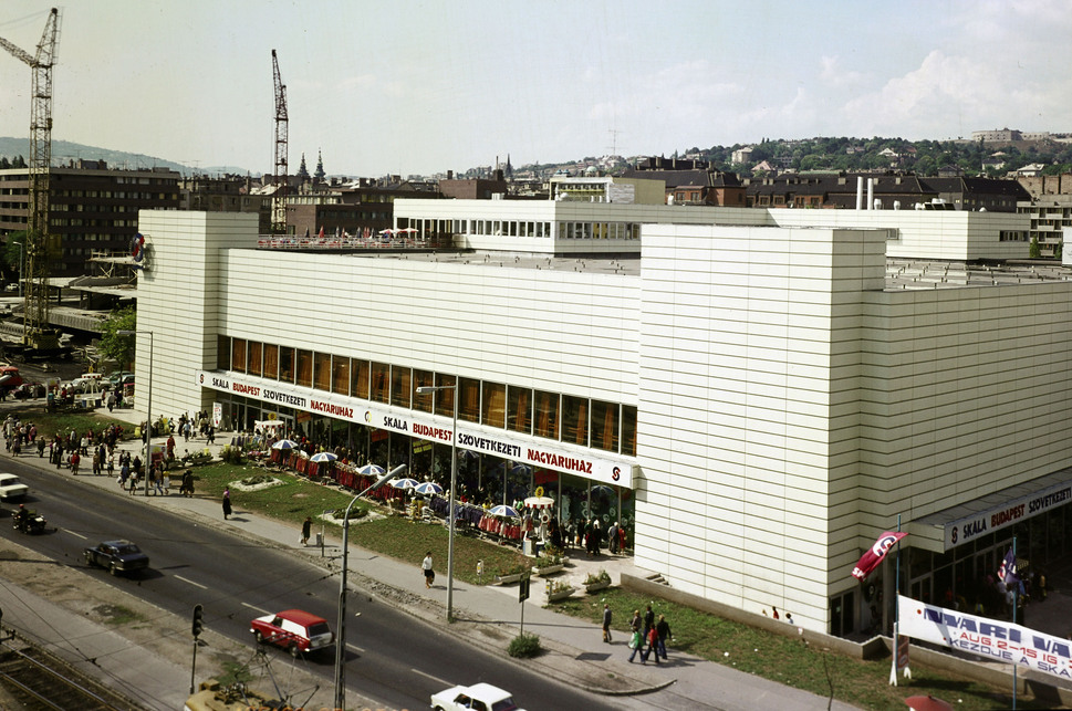 Október huszonharmadika (Schönherz Zoltán) utca, Skála Budapest Szövetkezeti Nagyáruház, 1976. Forrás: Fortepan / Faragó György