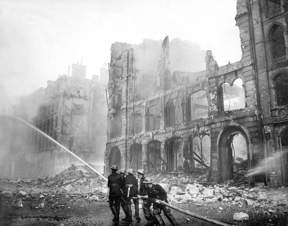 Tűzoltók dolgoznak egy lebombázott utcán Londonban egy szombat esti bombázást követően. (1941) Fotó: New Times Paris Bureau Collection/USIA/NARA