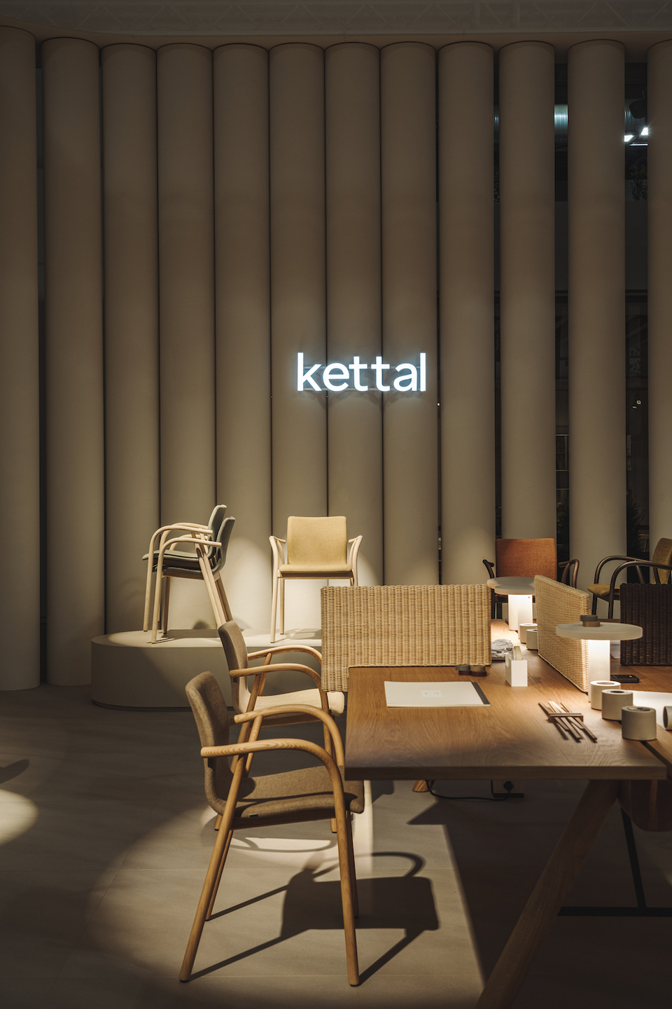 Kettal tömörfa íróasztal – forrás: Europa Design