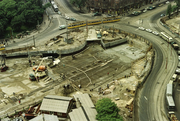 Nagyvárad tér a SOTE (ma Semmelweis Egyetem) Elméleti Tömbjének tetejéről nézve, az aluljáró és a metró építési területe, 1975. Forrás: Fortepan / FŐMTERV