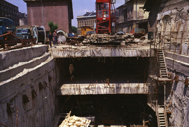 Üllői út a Nagyvárad térnél, a metró építkezési területe. Háttérben a daru mögött a Ludovika szárnyépülete, 1976. Forrás: Fortepan / FŐMTERV