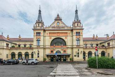 Pécs belvárosának szélén áll a vasút új, 125 éves állomásépülete, ami a korábbi helyén épült, jóval nagyobb méretben. Tervezője Pfaff Ferenc, a Magyar Államvasút egyik legtermékenyebb főépítésze.
