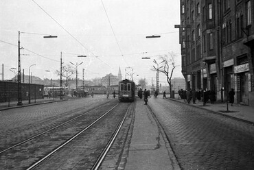 Üllői út a Nagyvárad térnél, jobbra a Haller (Hámán Kató) utca sarok, a háttérben a Nagyvárad téri református templom, 1960. Forrás: Fortepan / UVATERV