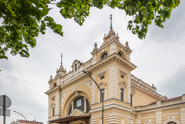 Szombathelyen haladt át az Osztrák-Magyar Monarchia egyik legfontosabb vasútvonala, a Bécset a trieszti kikötővel összekötő Déli Vasút. Típusterv szerinti állomásépületét a 19. század végén gyorsan fejlődő város egy reprezentatívabbra cserélte.