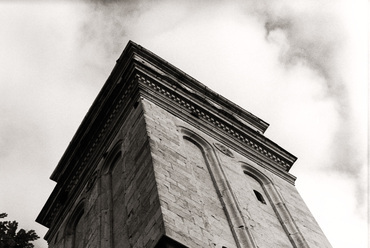 Campanile di San Pietro di Castello. A San Pietro harangtornyát a templomtól különálló módon, teljes egészében fehér isztriai mészkőből építették, Mauro Codussi tervei alapján 1482 és 1488 között.
