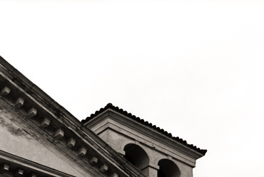 Chiesa di San Francesco di Paola. Harangtorony, városi óra, párkányzatok, oszlopfők és oromzatok tökéletes találkozása.