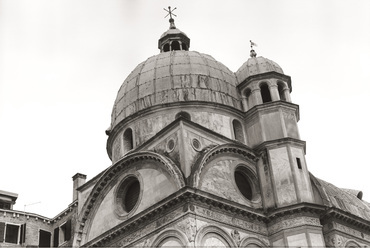 Chiesa di Santa Maria dei Miracoli. Az északi sarok távolabbról; a négy csegelyes kupola alatt a Mária csodájának szentelt oltár, alatt pedig a sekrestye található. A kupolához hozzá tapad a harangtorony.