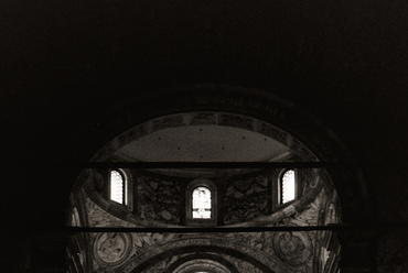 Chiesa di Santa Maria dei Miracoli. A templom 2,4 méter magas szentélyének platformjához 3 méter széles lépcső vezet fel, alatta, süllyesztve a sekrestye kapott helyet.