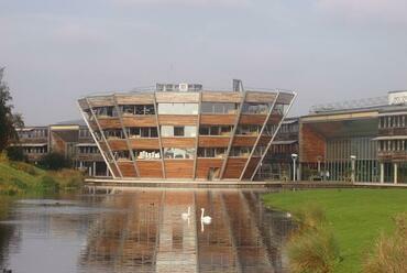 Hopkins Architects: Djanogly Könyvtár, Jubilee Kampusz, Nottingham University. Forrás: Wikimedia Commons