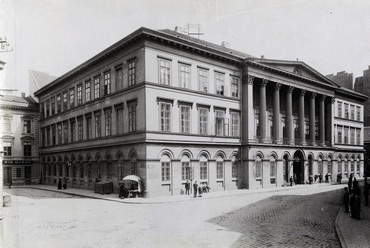 A Pesti Vármegyeháza a Városház (Gránátos) utca felől, 1900 körül készült felvételen. Forrás: Fortepan / Budapest Főváros Levéltára / Klösz György fényképei, levéltári jelzet: HU.BFL.XV.19.d.1.07.035