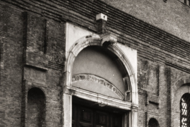 Scuola Grande della Misericordia. A scuolát 1261-ben alapította a konfraternitás, a 15. századtól egy selyemszövő céh vette birtokba, jelenleg koncertterem is található benne. A fotón a frissen olajozott és letakart főbejárata látható.