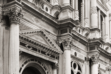 Scuola Grande di San Rocco. A scuola főbejárata félköralakú lépcsőfokokon közelíthető meg, az épület belsejét Tintoretto freskói díszítik.