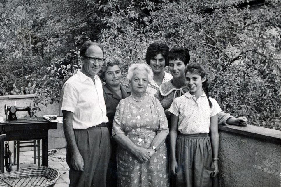A Preisich család 1960-ban. Jobbról a lányok: Júlia, Anikó és Katalin. A családi archívum legtöbb képéhez hasonlóan ma ez is közkincs, a Fortepanon. Fotó: Fortepan / Preisich család