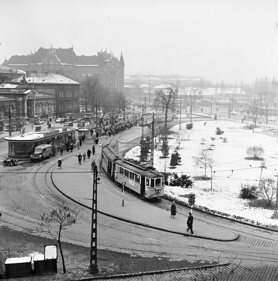 Nagyvárad tér, balra a Szent István kórház, jobbra az Üllői út, 1962. Forrás: Fortepan / FŐMTERV