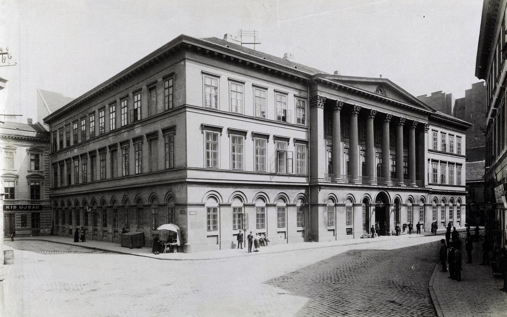 A Pesti Vármegyeháza a Városház (Gránátos) utca felől, 1900 körül készült felvételen. Forrás: Fortepan / Budapest Főváros Levéltára / Klösz György fényképei, levéltári jelzet: HU.BFL.XV.19.d.1.07.035