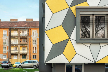 A ma is tartó KolorCity projektben eddig közel félszáz kazincbarcikai  épület kapott egyedi festést, bár egyes helyeken ez nem feltétlenül erősíti az eredeti építészeti képet.