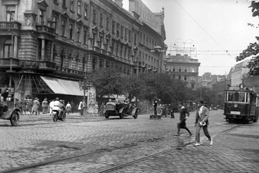 Nagykörút - Rákóczi út kereszteződése, balra az EMKE ház, 1929. Fortepan / Urbán gyűjtemény
