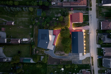 Esti drónkép az épületegyüttesről: az átmeneti tér válik a külterekben a fény forrásává. Fotó: Alex Shoots Buildings / Alexandra Timpau
