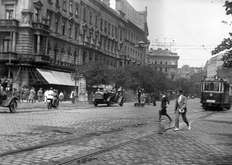 Nagykörút - Rákóczi út kereszteződése, balra az EMKE ház, 1929. Fortepan / Urbán gyűjtemény

