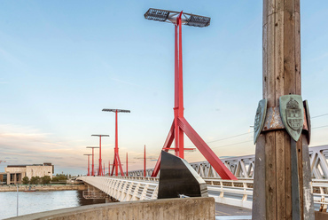 Szintén a világkiállításhoz kapcsolódva készült el a Rákóczi híd. A híd acél gerenda főtartóját látványos függesztőművek merevítik, amik egyben a világítás tartóoszlopai is.
