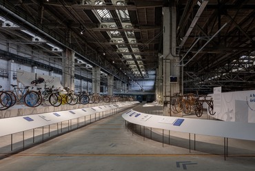 "Bringára váltva" technikatörténeti kiállítás az MMKM Északi Járműjavító Dízelcsarnokában – installációterv: Vannay Architecture – fotó: Danyi Balázs
