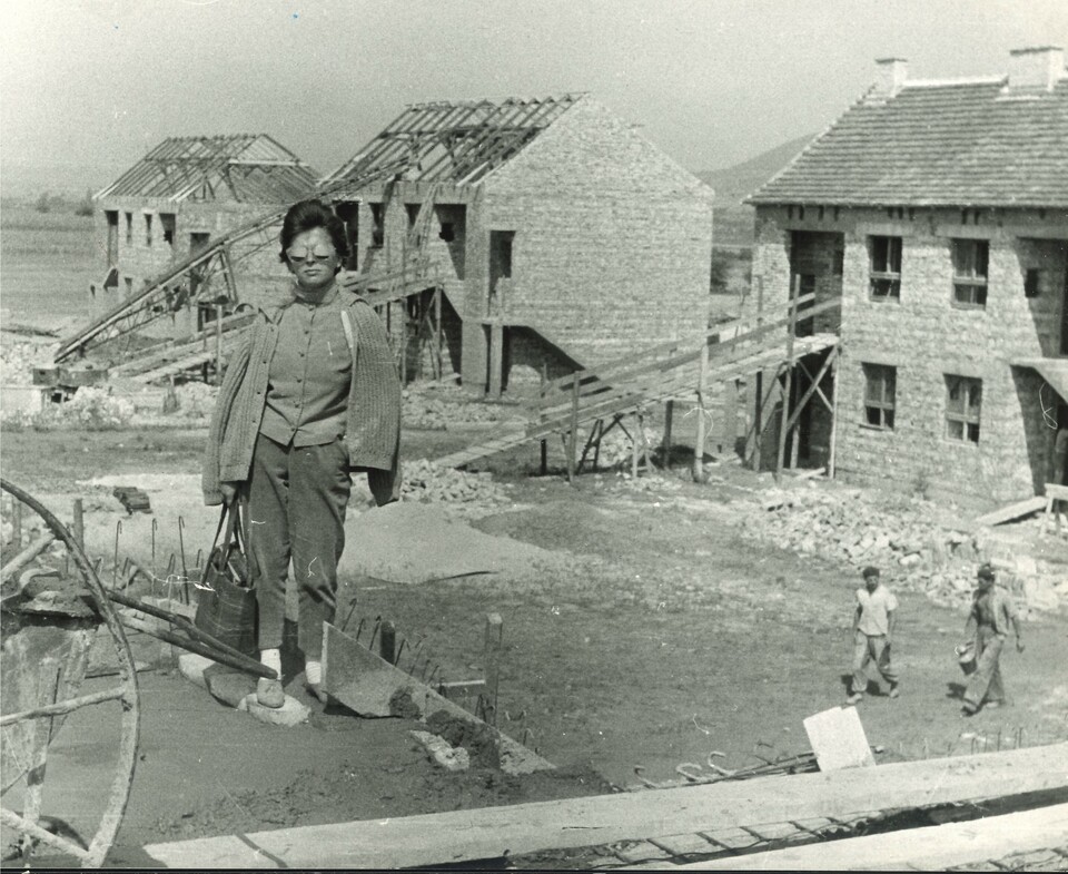 Fejes Mária Anna építész Kazincbarcikán, a VI/b. szomszédsági egység épülő bányászlakásai előtt. 1958-1959 körül. Fotó: Fejes Mária Anna hagyatéka, magántulajdon, letétben a MÉM MDK-ban

