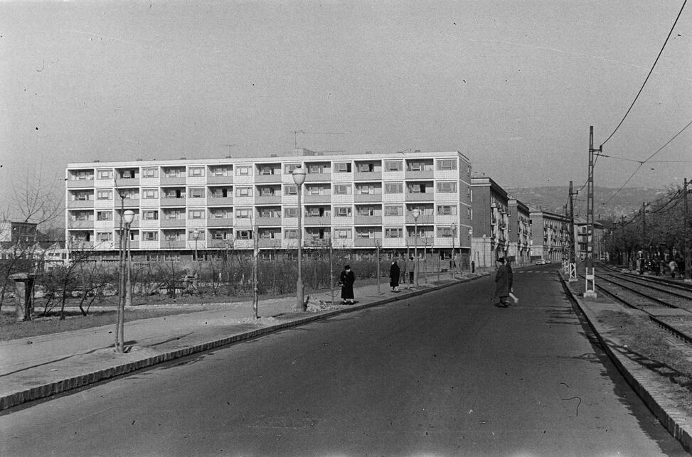 A Tas vezér utcai keleti homlokzat a Villányi út felől, 1966. Forrás: Fortepan / Belházy Miklós
