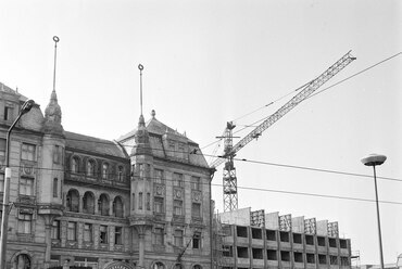 Piac utca (Vörös Hadsereg útja), Aranybika Szálloda, jobbra a szálloda új szárnyának építkezése, 1975. Forrás: Fortepan / Bojár Sándor
