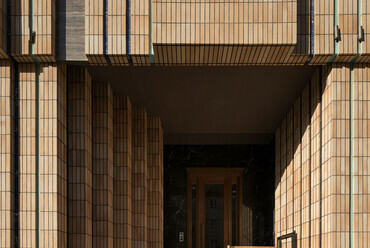 Hagyomány a kortárs építészetben: tradicionális elemekből álló, karakteres homlokzat. Tervező: Amir Hossein Sirjani
