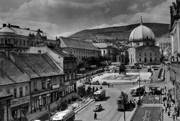 Széchenyi tér, szemben Szentháromság-szobor és a Dzsámi, 1955. Fortepan / Iharos Sándor
