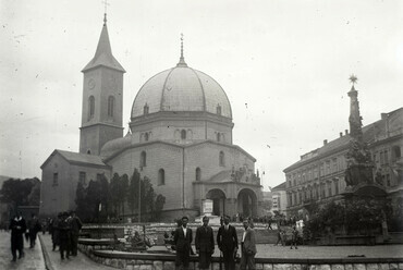 Széchenyi tér, a Dzsámi és a Szentháromság-szobor, 1931. Forrás: Fortepan / Hirschler Károly
