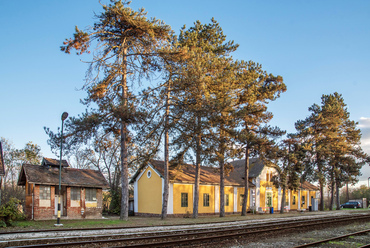 A Pécstől Villányba és Mohácsra vezető vasútvonal egyik középállomása Áta, szintén zsákfalu. Az egyedi állomásépület még évtizedekkel a vasúti mellékvonalak hőskora előtt, 1857-ben épült.
