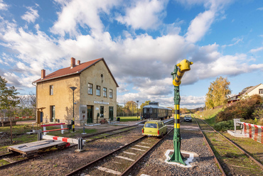 A megszűnt vasútvonalak hosszú sorát gyarapítja az 1997-ben és 2003-ban két ütemben bezárt Pécsvárad-Bátaszék vasútvonal, melynek Palotabozsoki állomása húsz éves elhagyottsáság után az elmúlt években újjáéledt.
