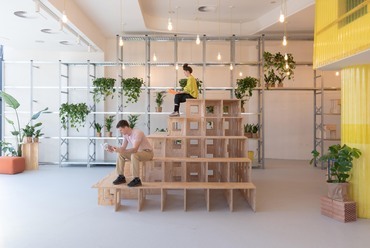 Kollab közösségi tér – belsőépítészet és installatív bútorok: Paradigma Ariadné – fotó: Molnár Szabolcs | Paradigma Ariadné
