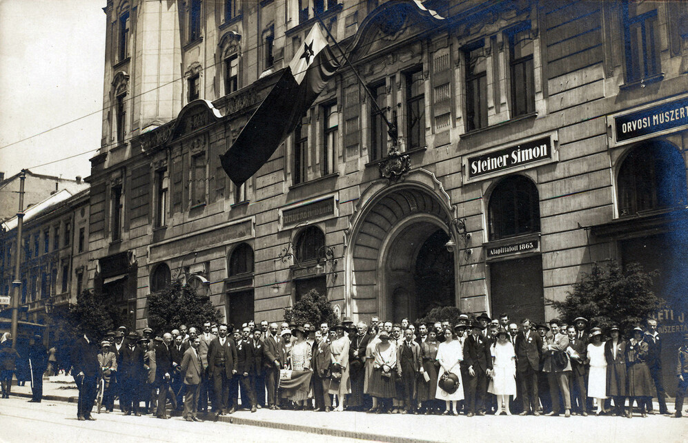 Széchenyi tér, a Magyarországi Eszperantó Szövetség Országos Találkozójának résztvevői a Városháza előtt, 1923. Forrás: Fortepan / Jurányi Attila
