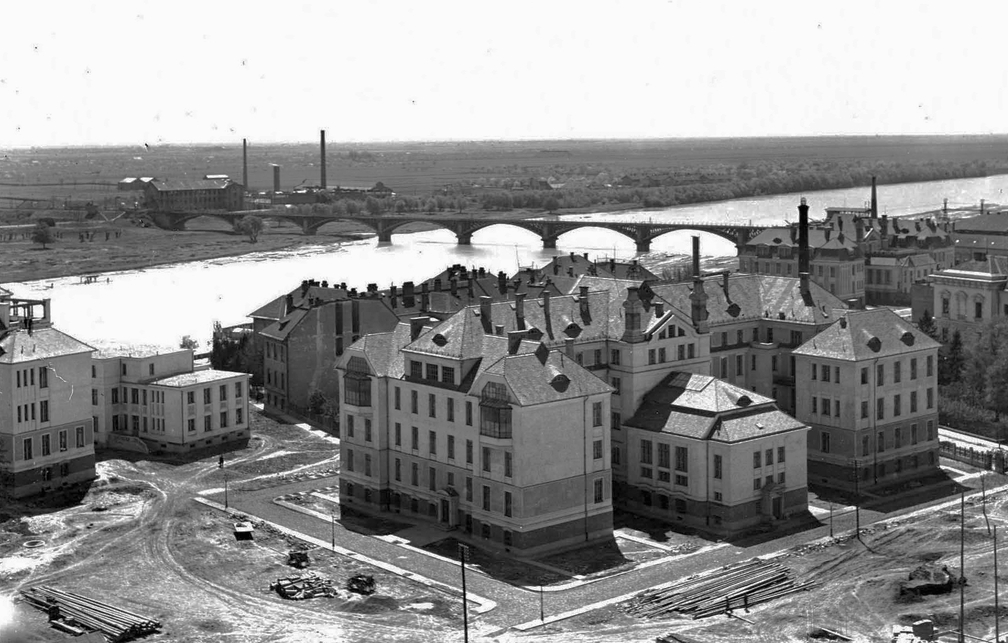 Szeged, Klinikakert, előtérben a sebészeti klinika tömbje, 1929. Forrás: Fortepan / Kozma János
