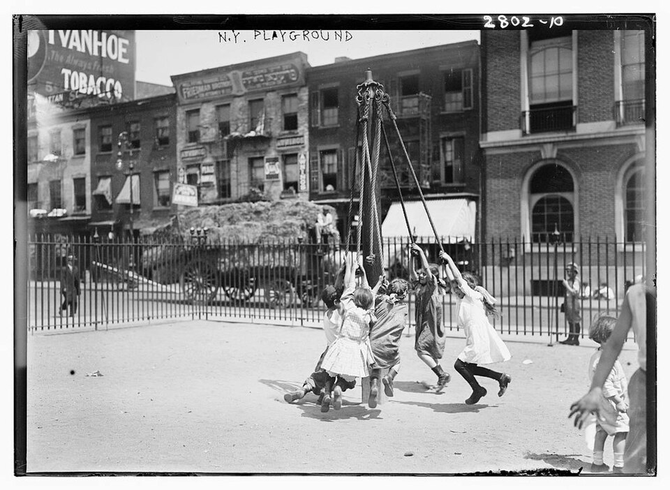 Játszótér New Yorkban, 1910-es évek. / Forrás: preservationinpink.files.wordpress.com
