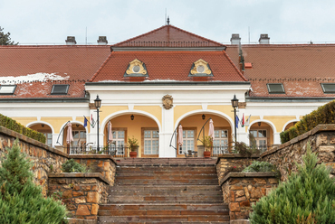 Az épület alatt hatalmas kiterjedésű, kétszintes, felül lovas kocsival is átjárható pince rejtette a Wattay-család szőlőbirtokainak borait. Az épület alsó pinceszintjének alapsíkjától a tetőig mért magassága így több mint húsz méter.
