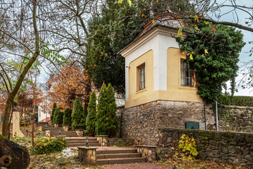 A kastélypark ékességei az 1960 óta műemléki védelem alatt álló támfalak és bástyák. A sétaút mellett az épülethez és Pomázhoz köthető személyek, mint Wass Albert és Nikola Tesla szobrai állnak.
