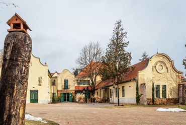 A kastély felújításának újdonsága a 60 férőhelyes szállodai szárny, ahol szintén egész évben fogadnak vendégeket.
