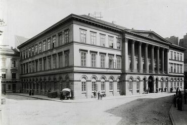 Városház (Gránátos) utca, szemben a Pesti Vármegyeháza. A felvétel 1890 után készült. Fortepan / Budapest Főváros Levéltára (Levéltári jelzet: HU.BFL.XV.19.d.1.07.035) / Klösz György fényképei. 
