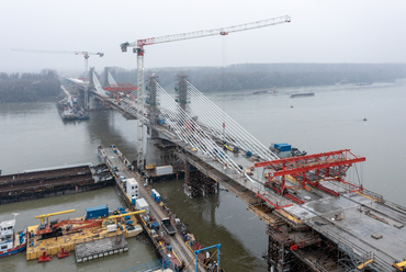 A Kalocsa–Paks közúti Duna-híd építése – forrás: Magyar Építők
