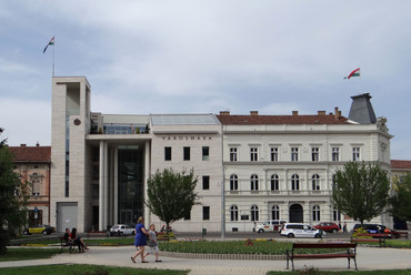 Az említett közvéleménykutatásban az illeszkedés témakörében választott modern példa: A miskolci városháza bővítése, tervező: V+A Viszlai Építésziroda, fotó: Szalax | WikiMedia Commons
